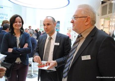 Veronique Savelkoul (Nunhems) and some German visitors, who came to try Nunhems new tomato.