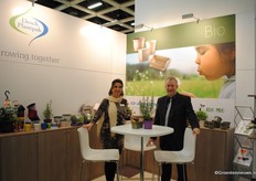 Desch Plantpaks Ingrid Soeterboek explains why the company shares a stand with Vegobal (Steven Lauwers in the picture). Together they present the final product to the customer: herbs in a biodegradable packing. The slogan “Growin Together’ emphasizes this.