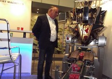 Arie Koppert of Koppert Machines is proud to present this new machine. It handles all different kind of packages.