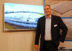 Tom Zwanenburg, Van der Waay Machinebouw explaining about the de Top Cleaner Poly, showed on the banner