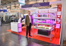 "Noel O'Leary, HotBox / Cambridge HOK, presnting the updated grow trolley the company launched. "A very flexibel and reasonably priced system."