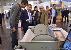 One of the Unifortes solutions. The company specializes in cleaning technology and Roy Kranendonk shows them with great enthusiasm.