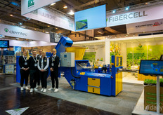 Fibercell introduced the FiberCell XL filling machine with the new integrated FiberCell batch mixer. This new FiberCell machine can produce pots with a cell diameter of 100-120 mm. The FiberCell batch mixer can be loaded easily. The FiberCell Batch Mixer has exchangeable wear plates, which are easy to replace and handle and is equipped with a watering unit with a built-in timer. The solution is available as a stand-alone machine and can be connected to any filler machine to create a fully automatic line.
In the photo: Isabell Schonstrom, Johan Anckar, Roberto Rouco-Hermida, Matilda Nilsson and Andreas Bermer.