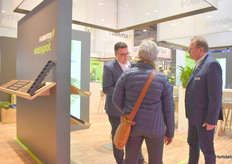 Thomas explaining about the substrates trays