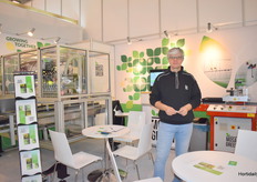 Flavio with the transplanting machine from Mosa Green.