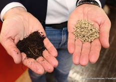 (Van der Knaap): GreenSoil on the left, TopControl on the right. TopControl is palletised flax. It is sprinkled on the pot against weeds and moss.