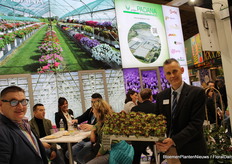 Mario Rigatti (Padana) shows us a new variety of coleus. This one is heat-resistant, colourful leaves and is offered for larger areas.