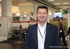 Ronald Petra (Benfried) walks around. His colleagues alternate in the booth