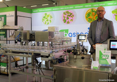 Raymond Luijks (Lab Associates) shows a filling line for tissue culture media. This is a concept, on which the company received valuable feedback at the fair.