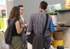 Leendert van Tuijl (Van Tuijl) in conversation at a display with some of the pots and trays brought along.