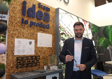 Edwin van Dorst (Bato Plastics) with the latest label holder, measuring 20 centimetres.