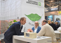 Ronald Keijzer in conversation with visitors, Gartenbau Versicherung