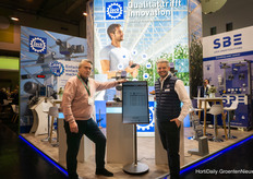 Kick Jansen of Luiten (Saarlucon) visits with Bernardus van der Heide, Lock Drives