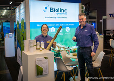 At Bioline, Ansgar Bergau and Hans van de Pas show the new Chrysoline Eggline and the rope solution to spread this glutton easily and evenly in the greenhouse
