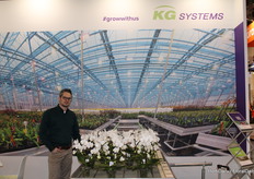 Marco de Koning (KG Greenhouses) stands here with Optiflor's beautiful plants. There, too, KG's tables move through the greenhouse.