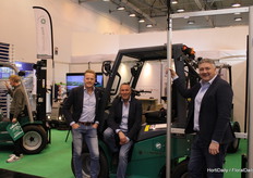 Cornall van Leeuwen, Joey vd Burg and Jan de Vink told us all about the new Panther XLE. This fully electric forklift can be admired, at Hooghoutplant (ornamental shrubs) in Biezemortel.