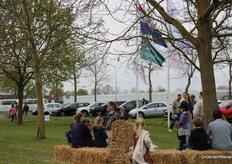The flags fly quietly in the wind. A perfect day for Kom in de Kas