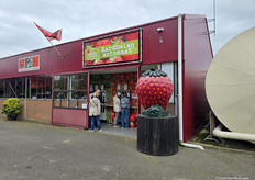 Nursery G van den Bos benefited from extra business because of Kom in de Kas. On their way to Harg & Roses' greenhouse full of potted roses, many visitors also stopped by this strawberry vending machine.