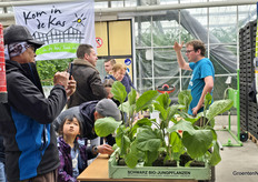 Explaining biological control at the information stand in the greenhouse of Nursery F.J.J. de Koning