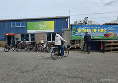 A remarkable number of vegetable growers took part in Kom in de Kas 2026 on Voorne-Putten. Those who lived nearby came by bike. People from the city came by car and were able to drive down the participating locations.