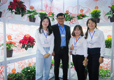Dummen Orange with Nguyen Dinh Thi (Kevin) and Thi Thuy Phan. This is the company’s local partners products grown in Vietnam. The pot plants are for the Vietnamese market and the cut flowers for aexports markets. Pot plants are popular to celebrate the Lunar New Years, mainly in strong colours including red and yellow. 