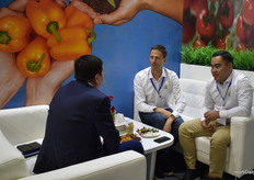 Philip Gitmans and Islamkhan Akynov with Rijk Zwaan in conversation with a visitor.