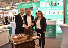 Management Messe with Harald Braunguard of Step systems. This German company is celebrating their 20th anniversary at the show and received this present (on the right). Harald also announces that he will take a step back and that his son Philipp will take over.