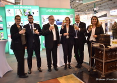 Management Messe with Harald Braunguard of Step systems. This German company is celebrating their 20th anniversary at the show and received this present (on the right). Harald also announces that he will take a step back and that his son Philipp will take over.