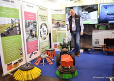 Dany Mestdag of Terrazza MC presenting their newest E-Geotex Pro, which is being used to clean ground cover on container fields inside and outside.