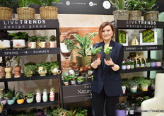 Livetrends won the design and trend award IPM Essen for the Botanist, a glass design meant for water roots. The other innovation they are presenting is the peat free plant. To make it a truly sustainable product they combined it with a hand made paper pot by female artists in Sri Lanka. In the picture Irina Schmidt presenting this concept.