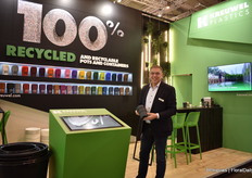 Ronald Nijenhuis of Kreuwe Plastics with a new container KPC 11,6 cm, a new addition to the series which goes till 31cm. All containers are made of recycled material, even the colored pots