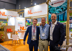 Show organizer Kuno Jacobs visits Jan Hoogewoning, and Luke Davidson with Abundigro, who are having a very good day