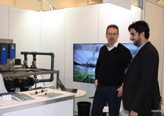 Torben Brunckhorst (NeoFogg) explains the Fogg systems to Sina Yazdanfar (Lenze)