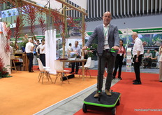 Johan Velting with Workstep, showing how easy the "step/scooter" works