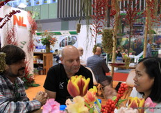 Antonio Gimenes and Rob Rippens with Koppert, talking to a vister