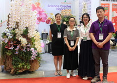 Tran Thi Thu Nguyen, Nuguyen Thi Ngoc Mai, Le Thi Mai and Willy Lee with Royal Base Corporation