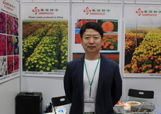 Yu Guodong with Sai Nuo Horticulture promoting their SinoSeed