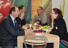 Olivier Bonnet from Gautier Semences in conversation with his colleague Coraline Hubin.