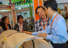 Yoshida Toshihiko from Mardenkro introducing the liquid shading product Sombra Sol.