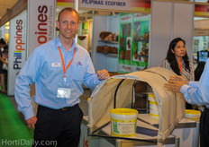 Barry Zuidgeest from Mardenkro noted a big amount of interest for the liquid greenhouse shading product Sombra Sol. Liquid shading is something completely new to most of the growers in Thailand and Vietnam.