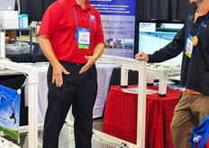 Craig Riesebosch of Westland Greenhouse Supplies is demonstration the toughness of Novavert's HS2 screen. Thanks to an innovative mounting, the screen is very strong and if you do manage to get it broken, it can be replaced very easily without replacing the entire bay.