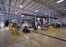 Our tour started at the potting area, where all of the pots, trays, containers etcetera are being filled with a substrate of choice. The bulk peat line is completely automated and puts the right substrate at the right place. From here, the rolling benches will be send to the greenhouse or transplanting facility.