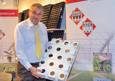 Bernhard Aichele from Herkuplast with their new cultivation tray for hydroponic lettuce cultivation for eb and flow systems