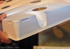 Thanks to the 'gutter' design, any water will directly flow away from the upper side, to avoid botrytis and mildew on the crop. See also the special design that makes the trays ready for automation.