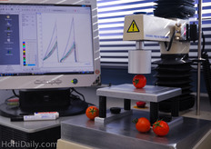 With this machine the firmness of the fruit can be determined.