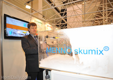 Laurents Kempkes of Menno Chemie demonstrating the Skumix desinfection method.