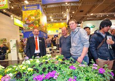 Visitors at the Dummen booth