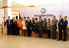 The organizers and special guests are ready for the exhibition.