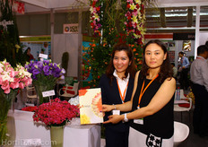 Achara Kongkaew (VNU exhibitions Asia Pacific) and Chen Juan of of Jinyuan Flower