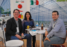 Richard Billekens and his wife Emma Zarate enjoying a beer with Costa Rican grower Randall Fallas of Del Monte.